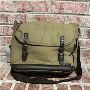 Legacy Adventure picnic Wine tote . Glasses and table included